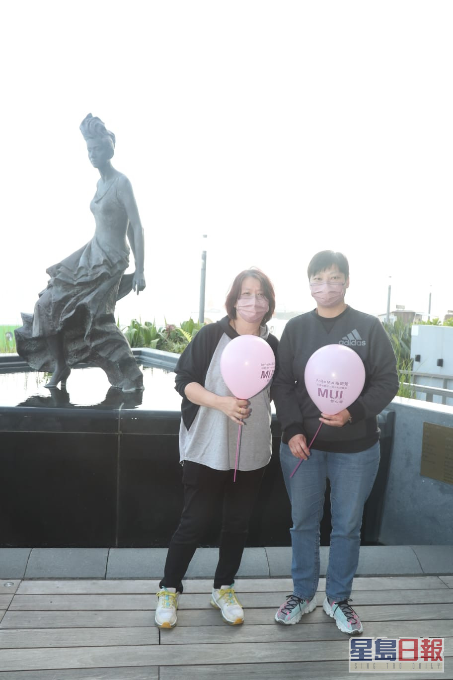 梅姐的歌迷Eva（左）及Connie，今日到偶像銅像獻花悼念。