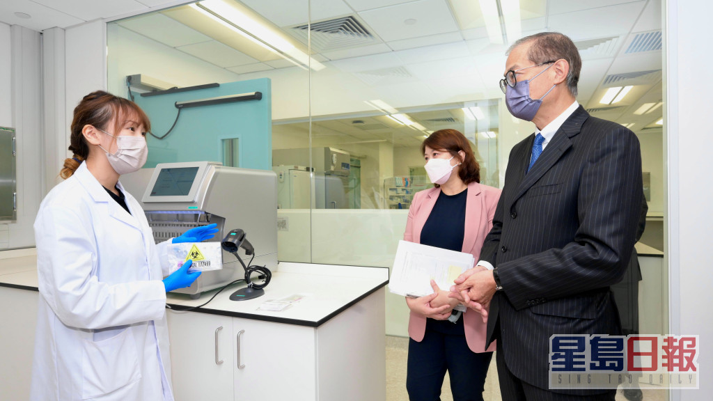 盧寵茂及李夏茵參觀香港基因組中心的實驗室。政府新聞處圖片