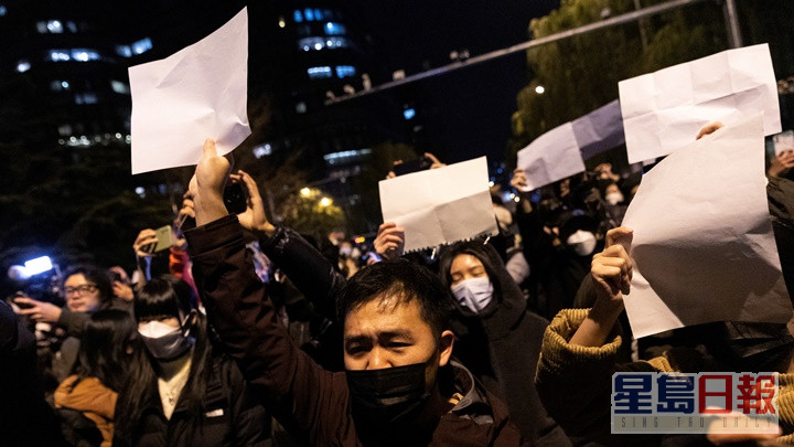 北京等内地主要城市继续有民众上街，抗议长期封控措施。路透社图片