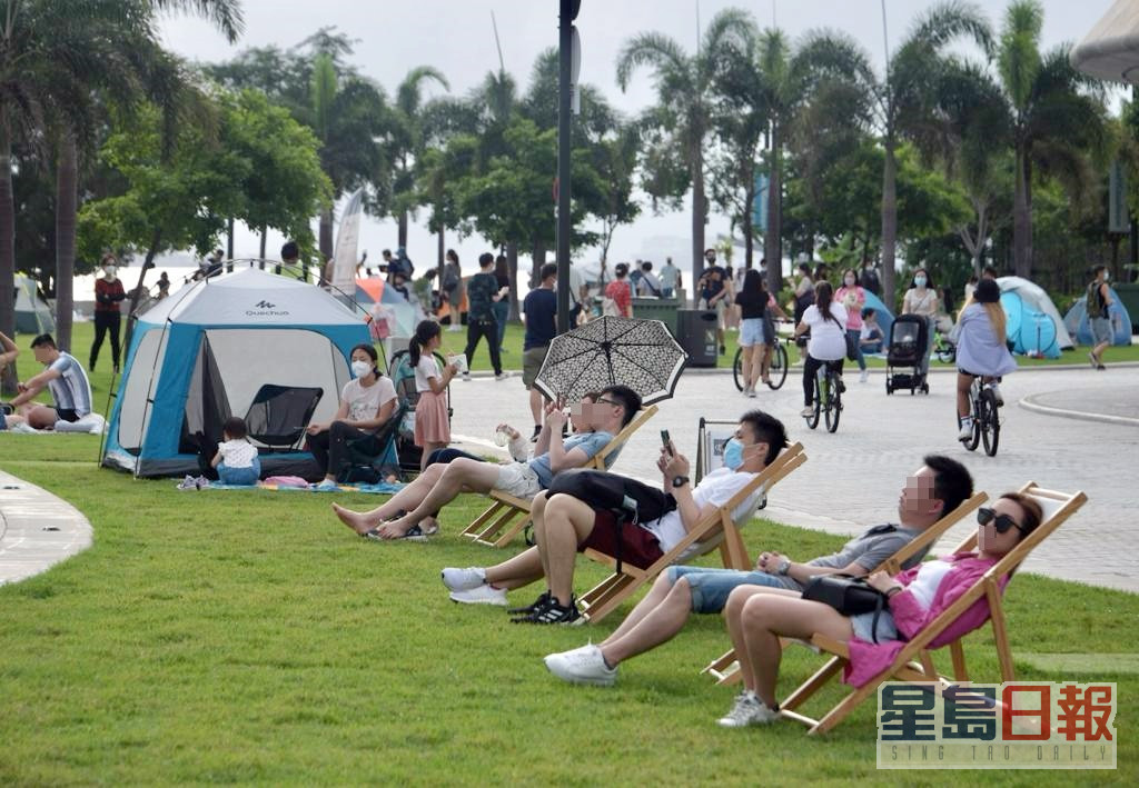 市民在西九文化区海滨长廊游玩。