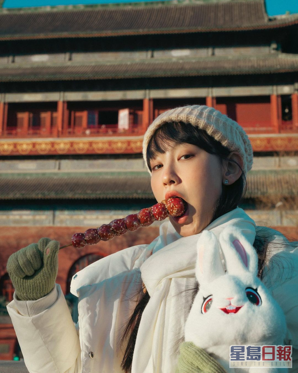 炎明熹在北京吃冰糖葫蘆表情多多。