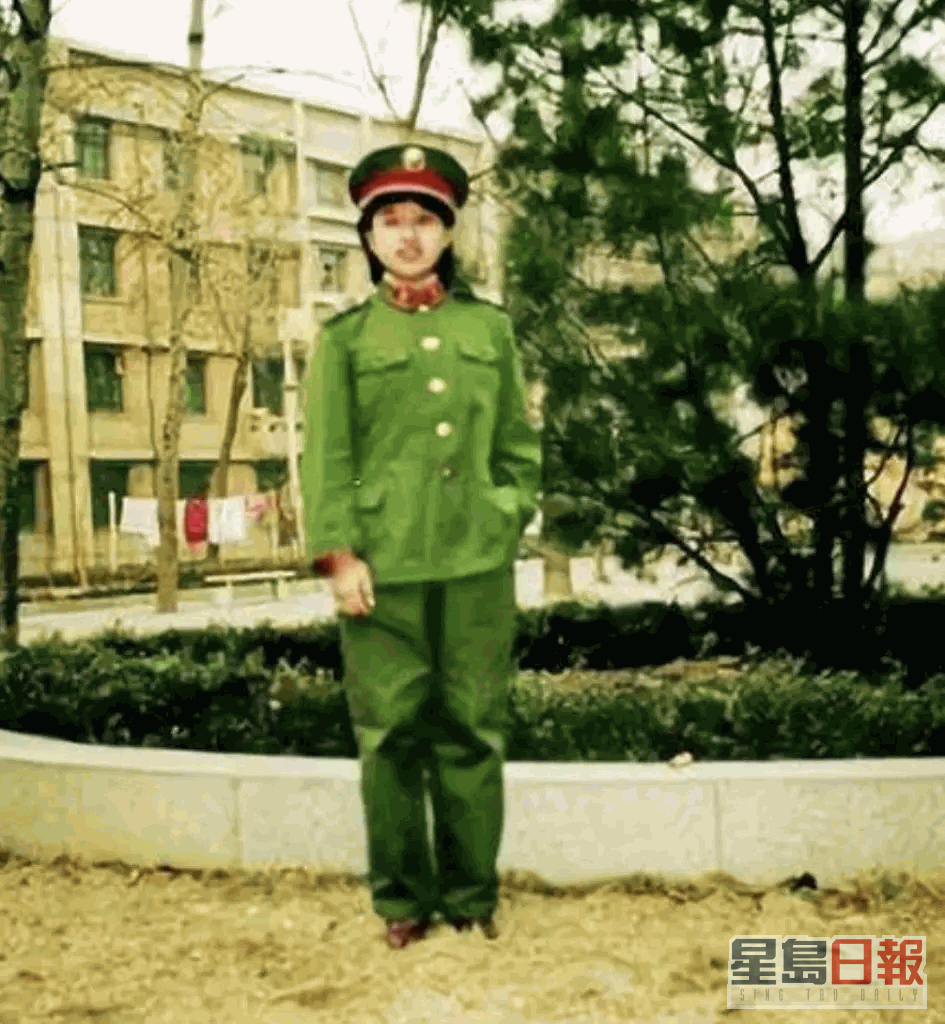 韓紅穿上軍裝的舊照，身形細兩個碼。