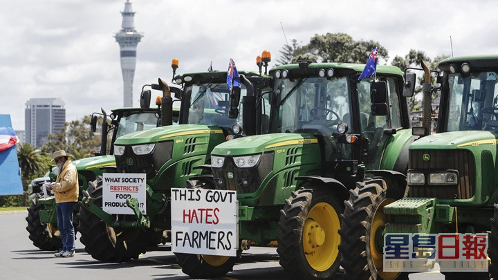 有示威者批評政府徵稅是仇視農民。AP圖片