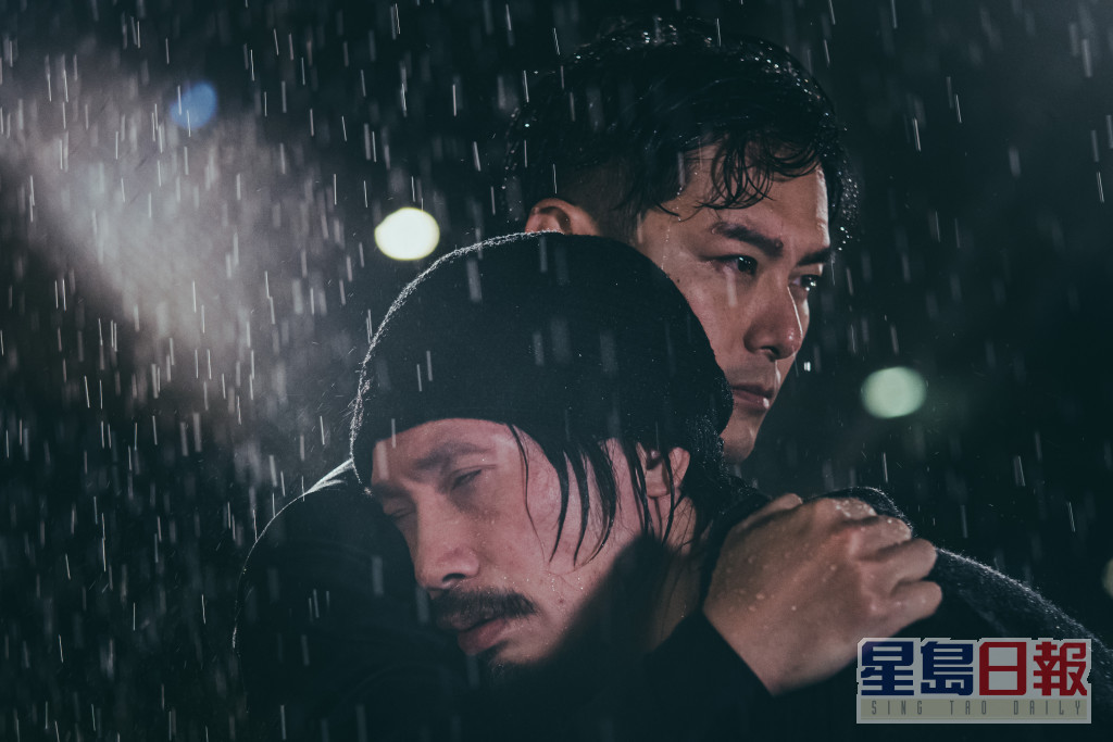 剧中有一场陈豪与萧正楠在雨中打斗戏， 打到二人七情上面。