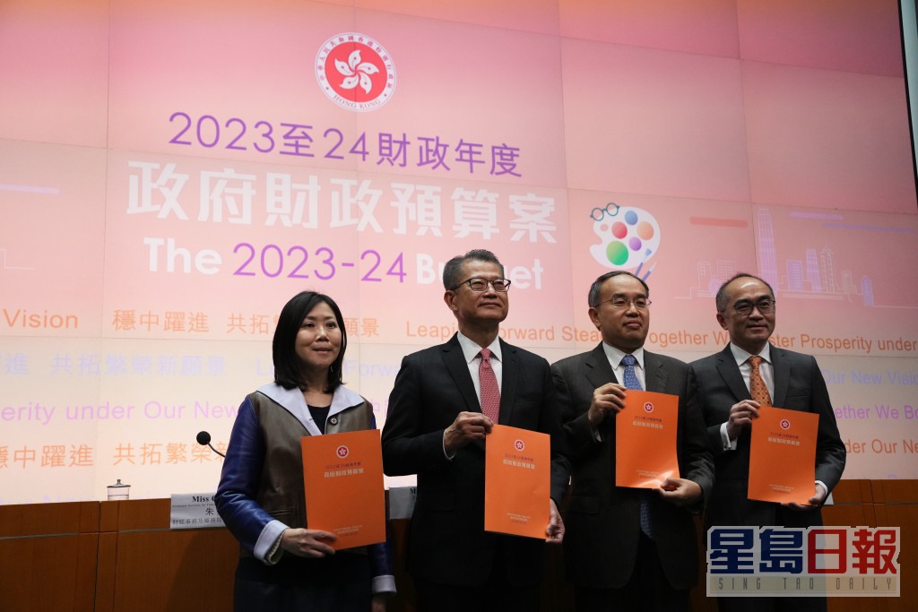 2023至24财政年度政府财政预算案记者会（左起：朱曼铃、陈茂波、许正宇、梁永胜出席）。（苏正谦摄）