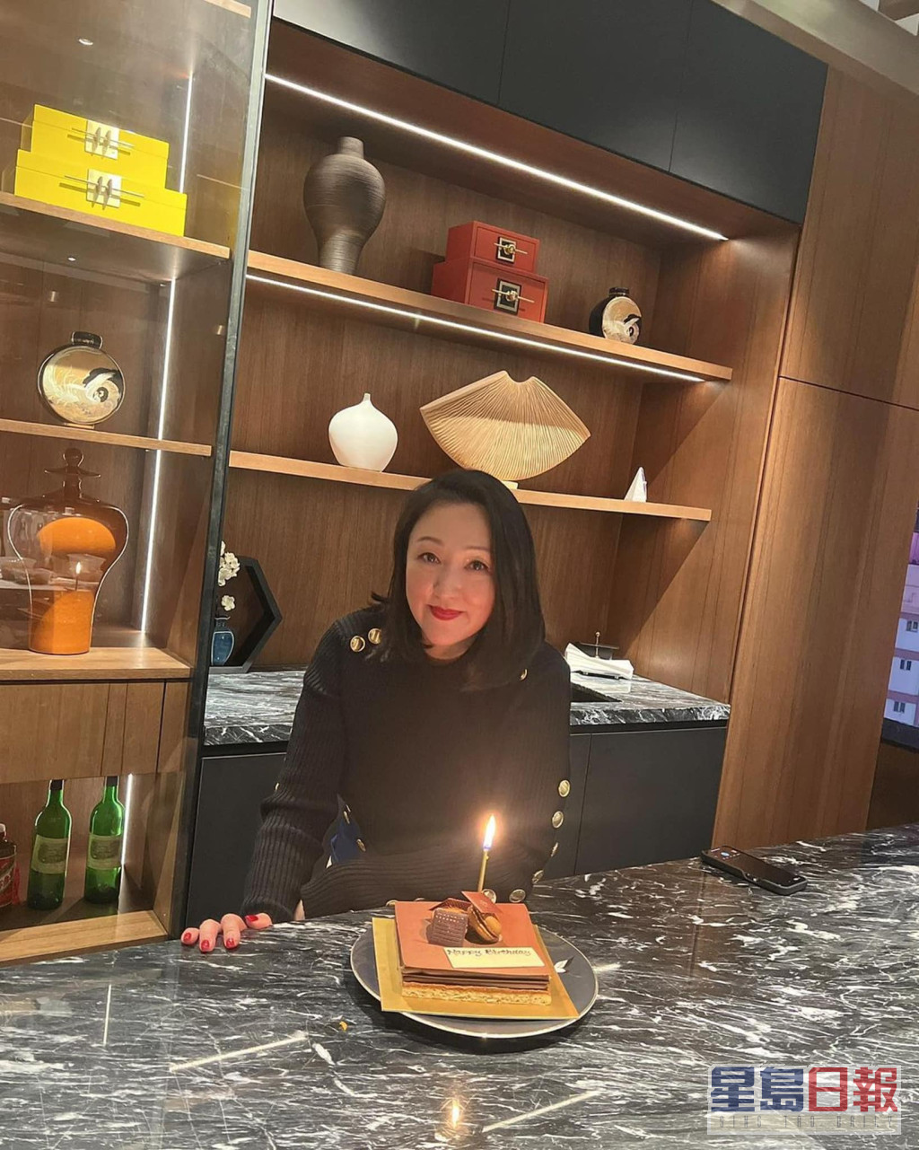 甄楚倩在网上公开的照片，多是庆祝生日。