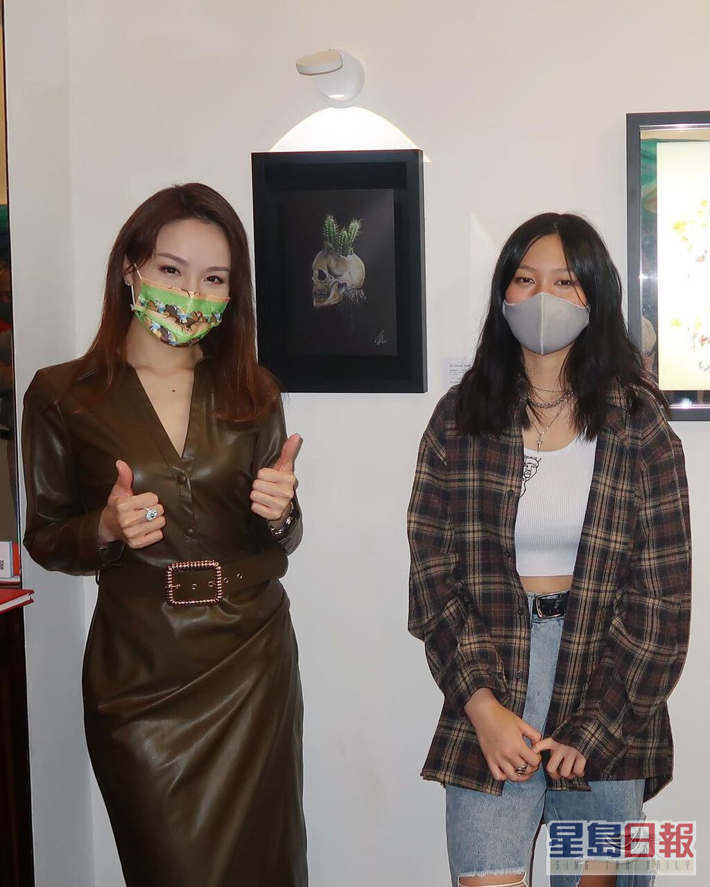 细女（右）日前举行画展，爸爸学友都有撑场。