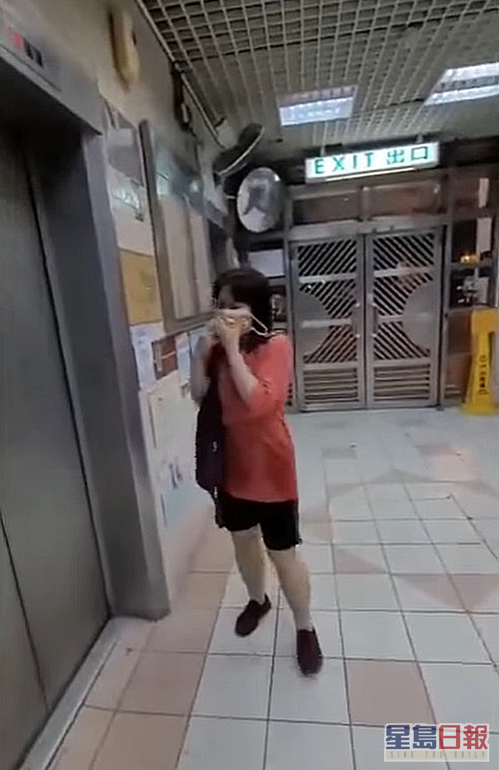 阿儀上年9月喺朗屏邨搭電梯無戴口罩被街坊追擊。（影片截圖）