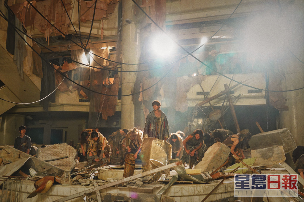 姜涛早前在一个荒废咗的商场拍摄新歌MV。
