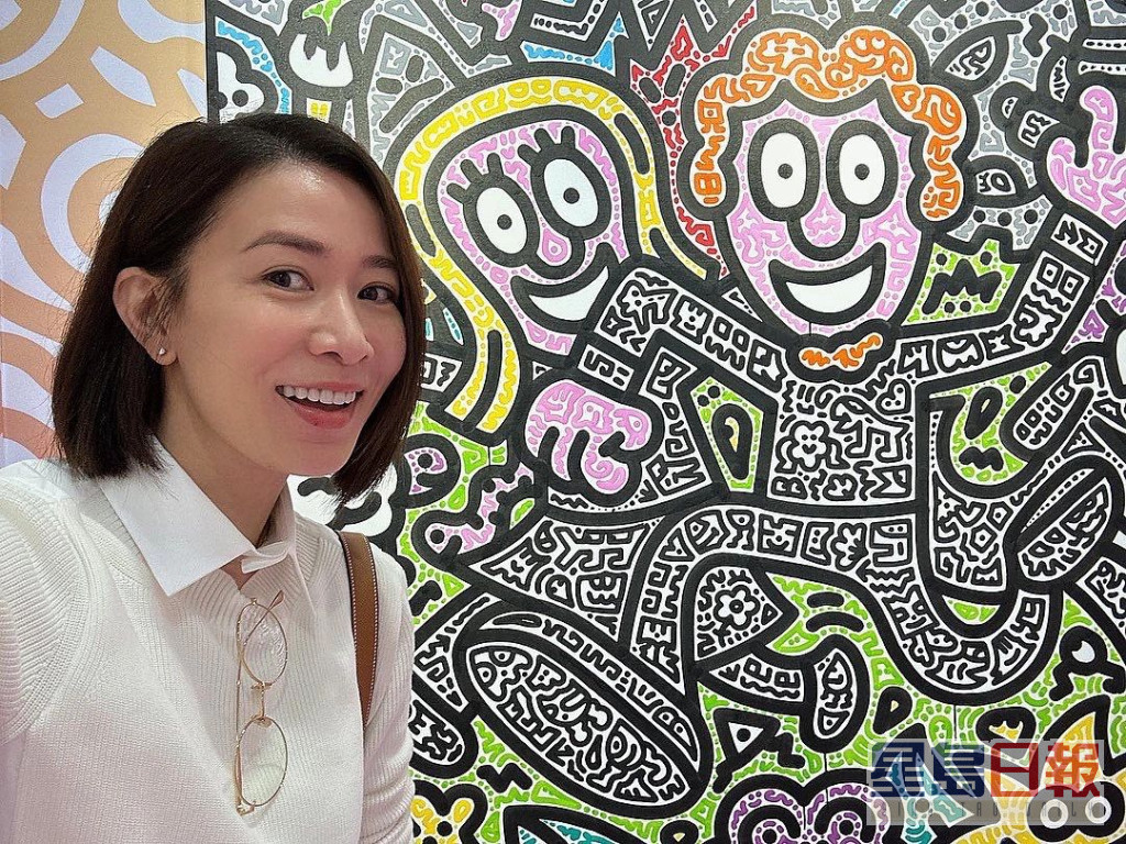 最近回巢拍攝TVB新劇《NEWS新聞女王》的視后佘詩曼，在英國鬼才藝術家Mr Doodle的作品前打卡。