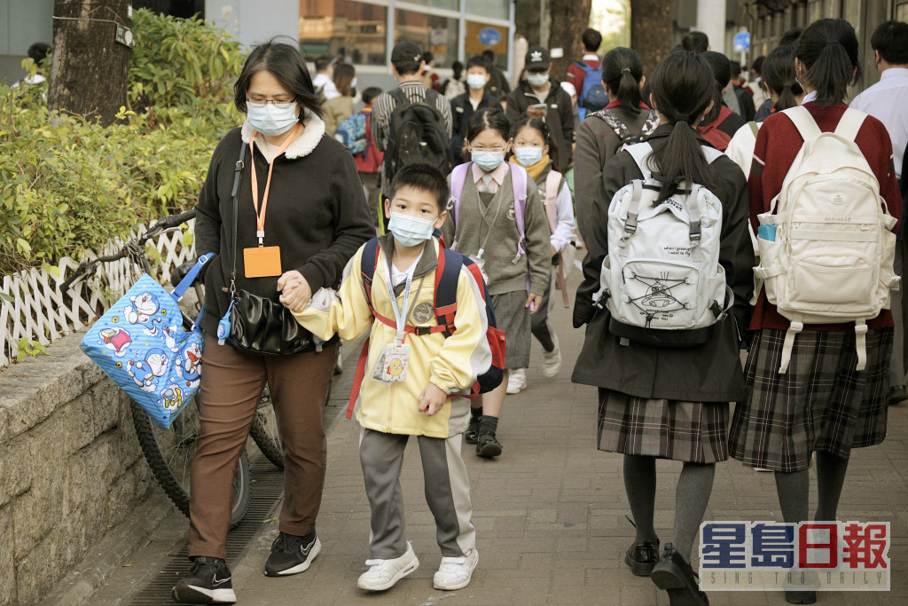 教育局指3月16日起全港学生上学毋须快测及量度体温。资料图片