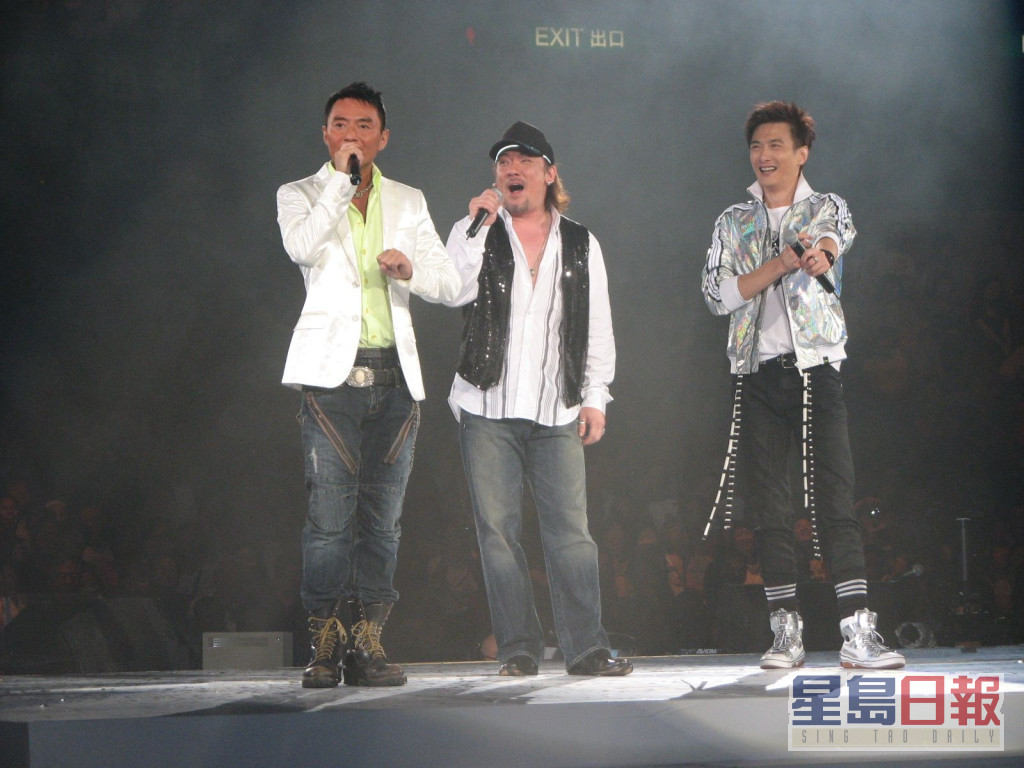 2009(左起)第二代「小虎队」成员林利、蒋庆龙与胡渭康台上演。