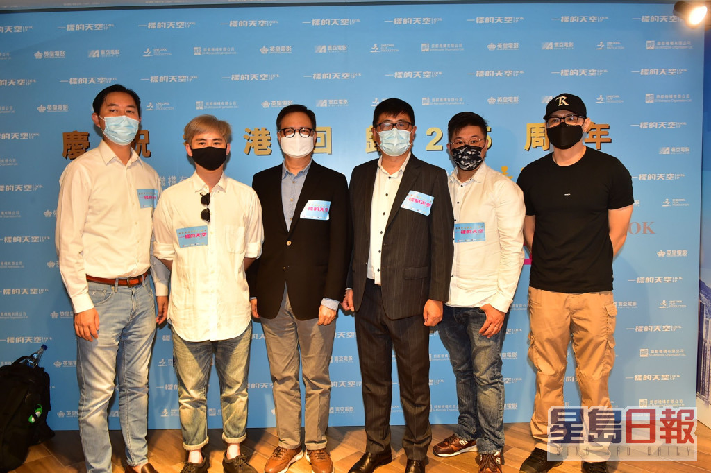 由銀都機構總裁陳一奇(右三) 將《美麗香港人‧情‧事》短片拍攝比賽優化，成為回歸電影。
