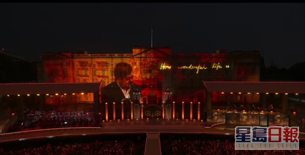 白金汉宫外墙投射了艾顿庄演唱《Your Song》的片段。