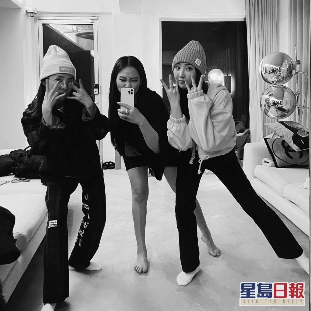 日前CL與Dara及Minzy見面合照。