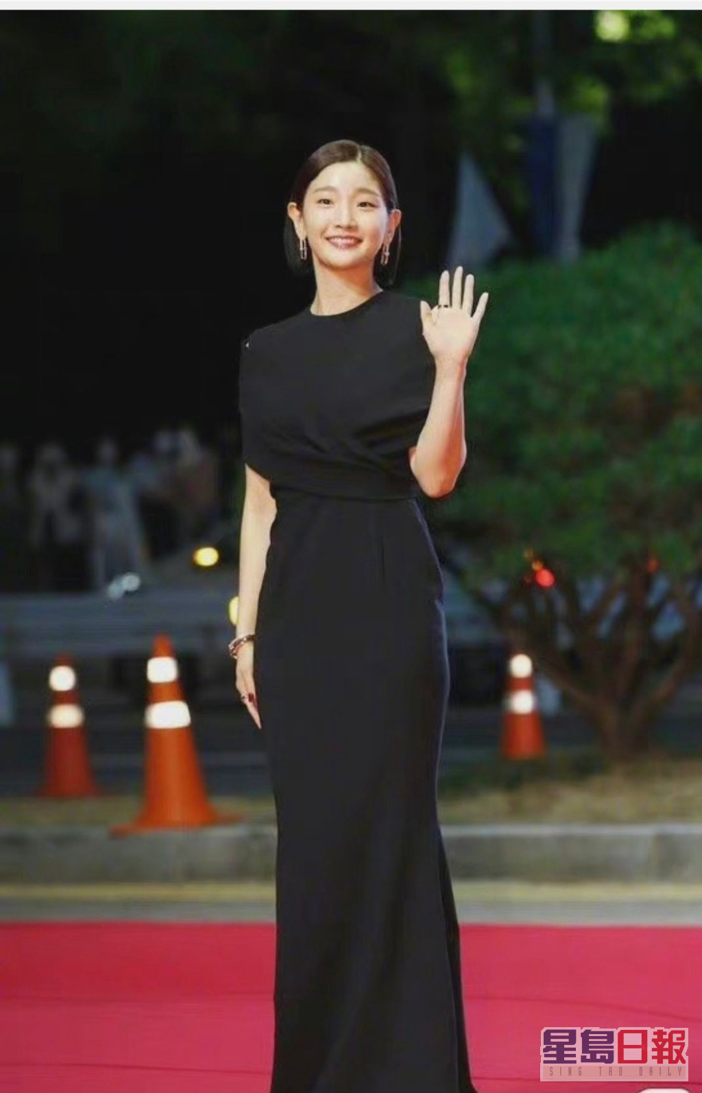 韓片《上流寄生族》的30歲女星朴素丹宣佈曾染疫。