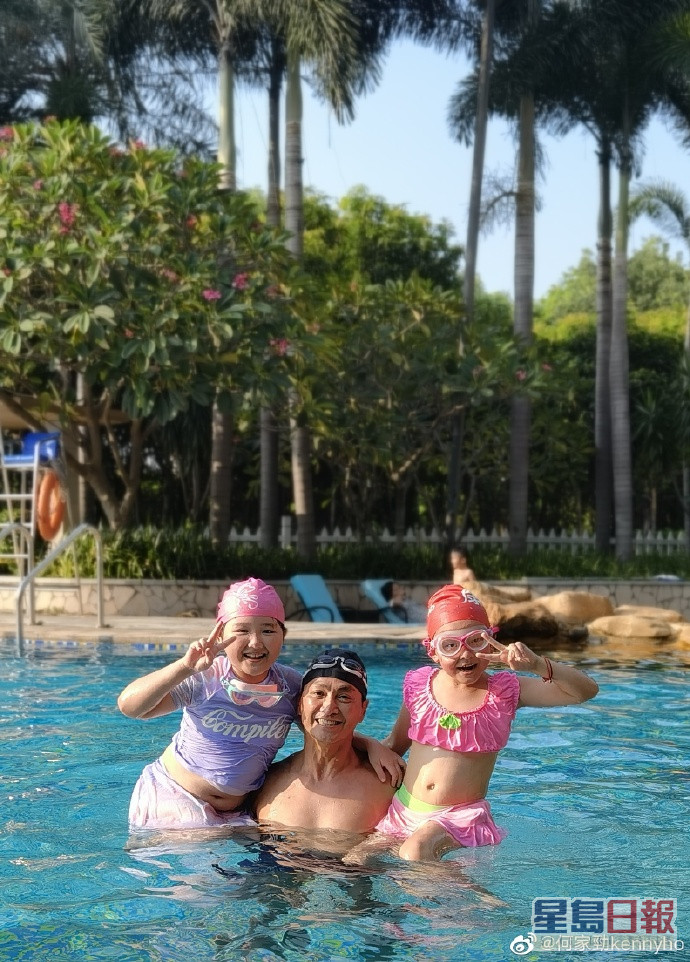 日前何家勁貼出跟兩位小妹妹游水的相片。