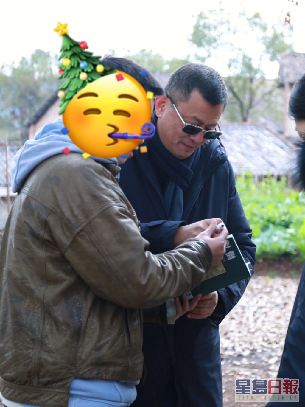 網民拿出劉以鬯的《對倒》找王家衛簽名，王家衛電影《花樣年華》創作起源就是來自《對倒》。
