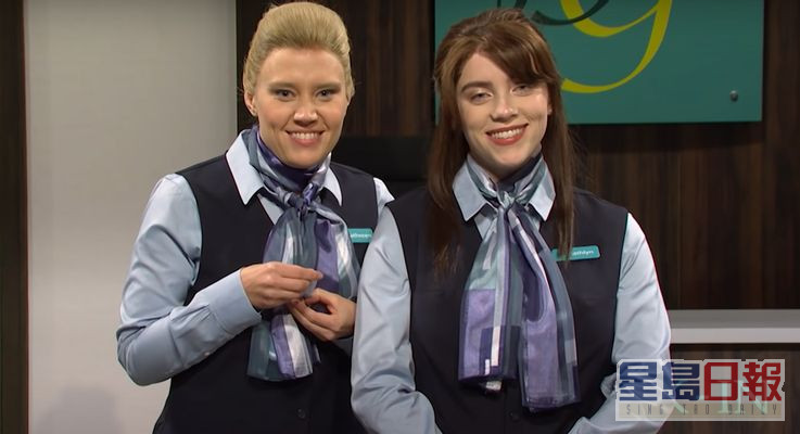 Billie（右）在節目中扮空姐搞笑。
