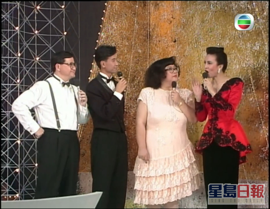 锺保罗与郑裕玲在无綫多次合作主持大骚，包括1987年《龙凤呈祥贺台庆》。