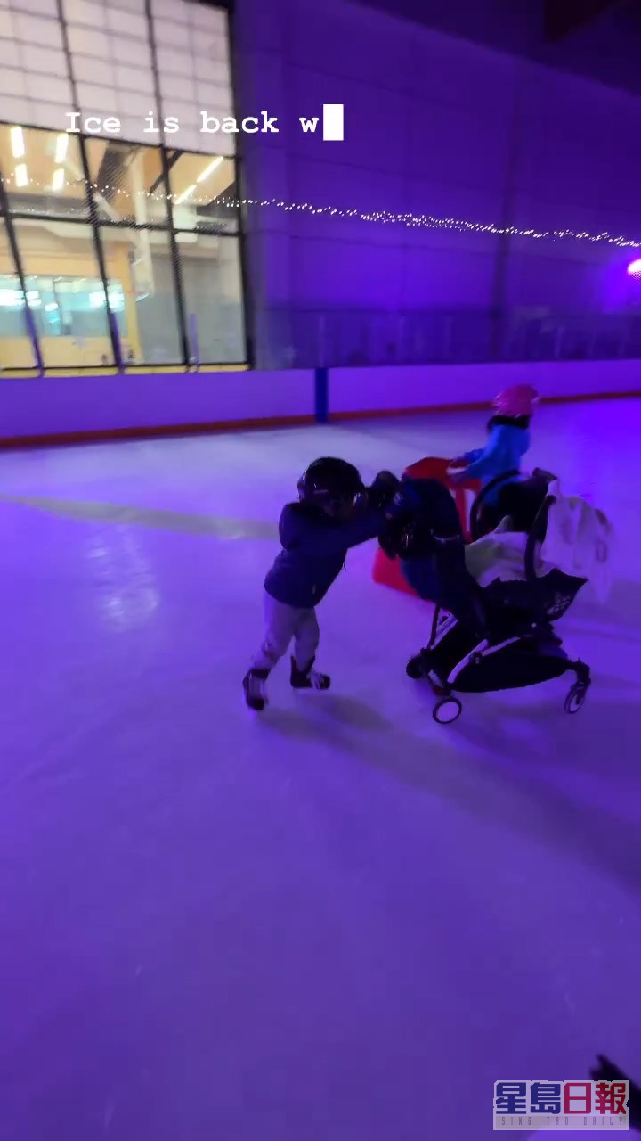 4岁的Jared推着BB车溜冰已经有模有样。