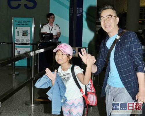 一夜爆红的谭芷昀晩上和爸爸现身机场,离港外游。