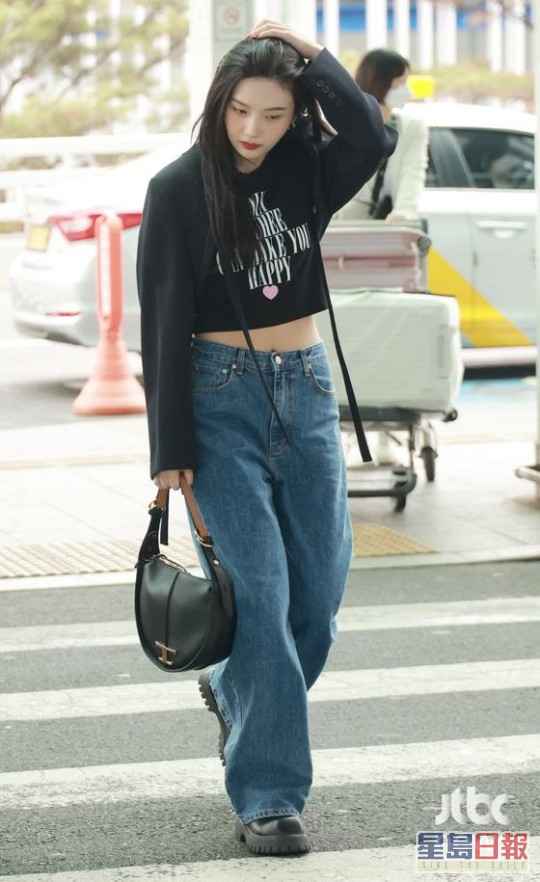 Red Velvet成员Joy穿上黑衣到达机场。