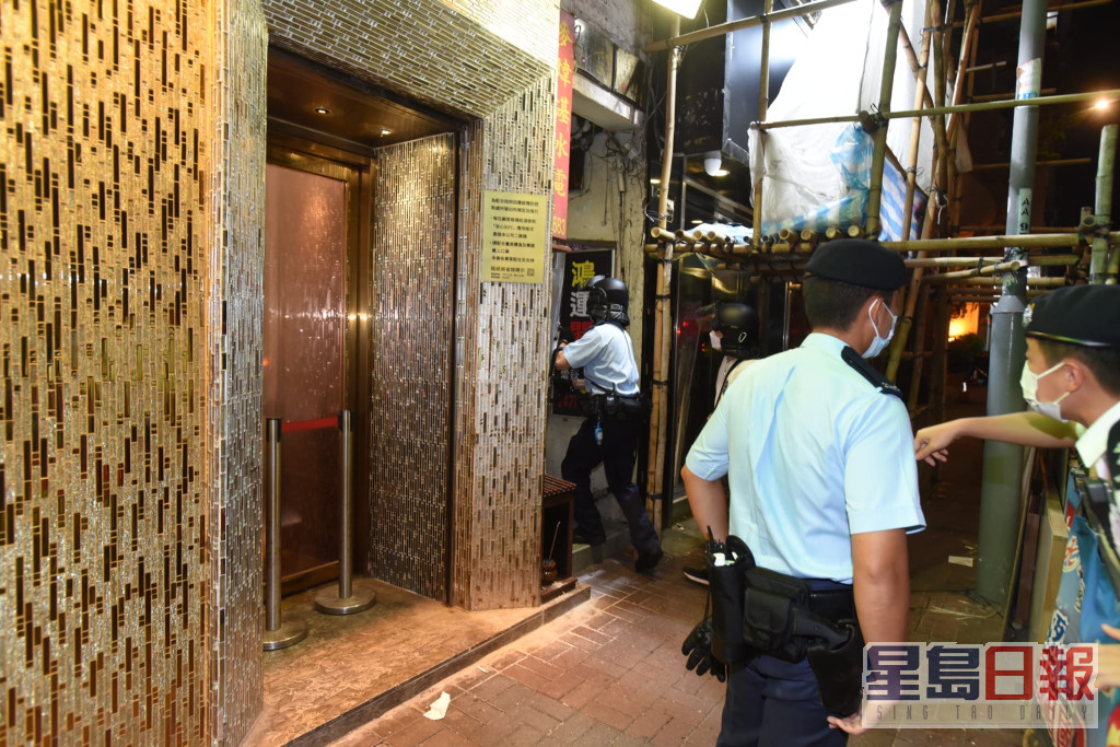 其后警员带同爆破工具前往大厦一个涉案单位破门入屋。