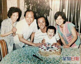 Shaun小時候跟爸爸狄龍、公公、婆婆和姨姨一齊慶祝生日。