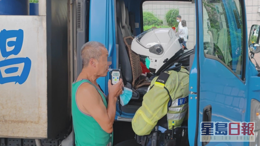 涉事货车司机通过酒精呼气测试。