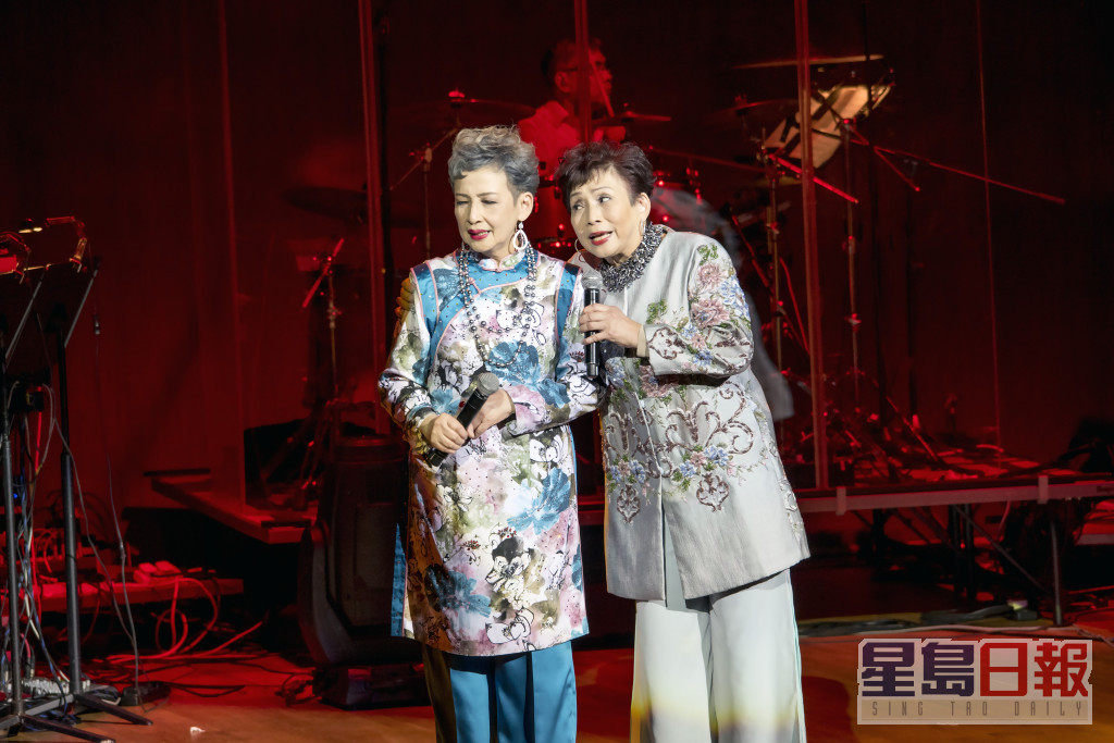 2019年冯素波（左）与妹夫余子明一齐开骚，当时胞妹冯素云亦有粉墨登场。