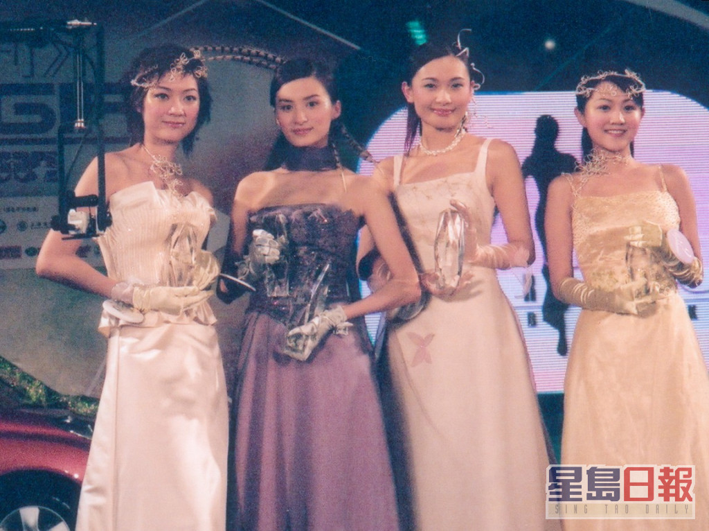 沈卓盈（左二）2004年选「《TVB周刊》Cover Girl选举」获得冠军入行。