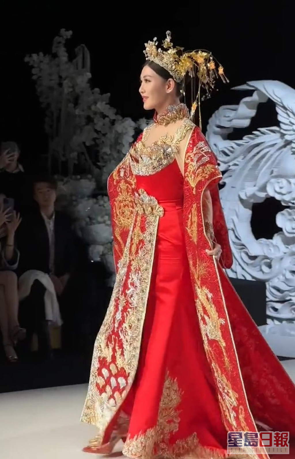 李彩华穿上似足婚礼的服饰。