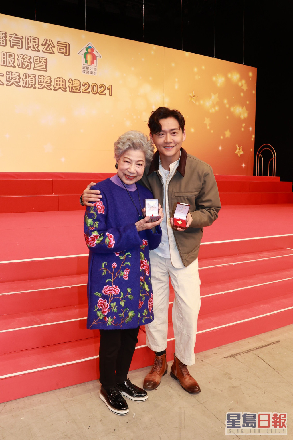 羅蘭早前與張振朗領取TVB長期服務獎。