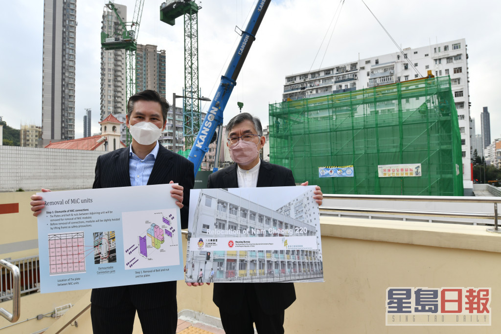 房屋局项目总监陈立铭（右）及项目注册结构工程师张耀新（左）。卢江球摄