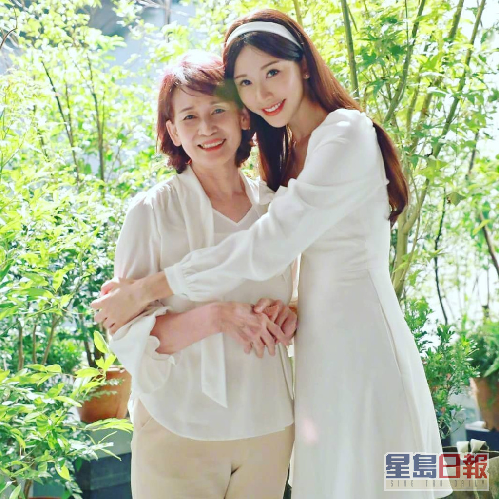 林志玲与妈妈感情非常好。