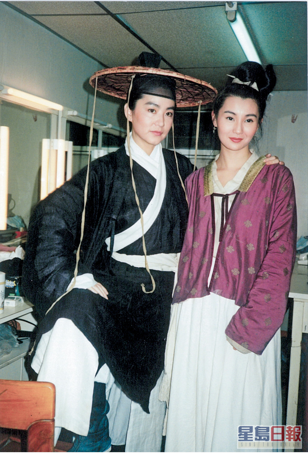 林青霞（左）當時忍痛完成該場戲份，但她一直擔心會失明。