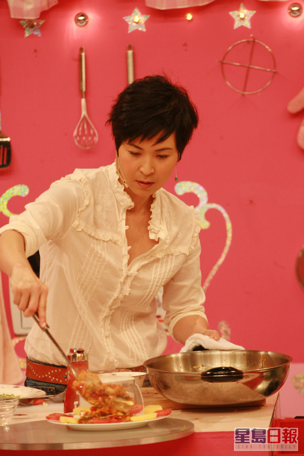  苏玉华曾于综艺节目《美女厨房》大展厨艺，因而被冠以「美女厨神」之称。