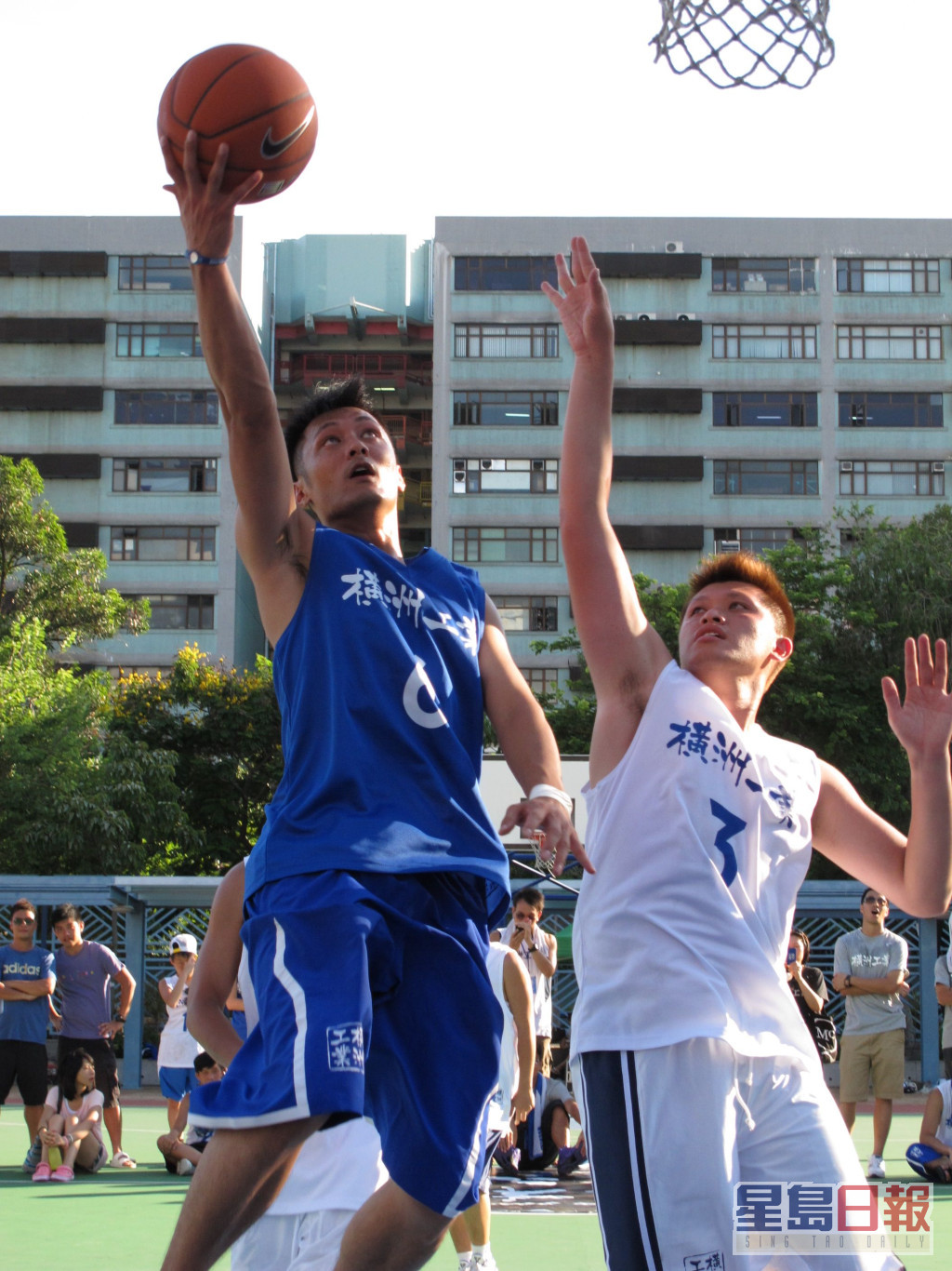 余文乐自小爱打篮球。