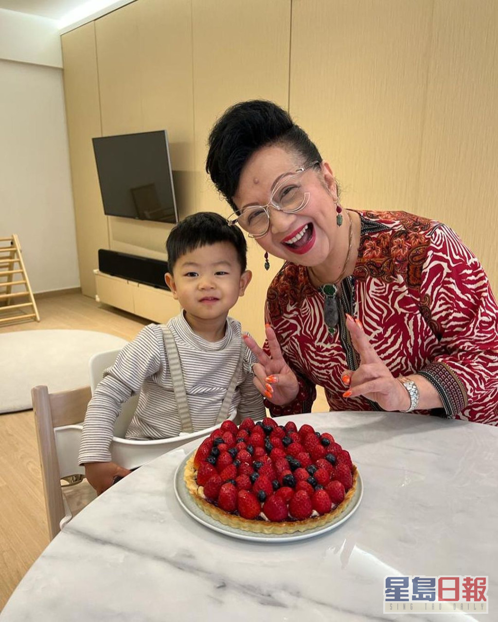 薛家燕昨日过73岁生日，孙仔Julian更亲自整蛋糕庆祝，𠱁到嫲嫲笑到见牙唔见眼。