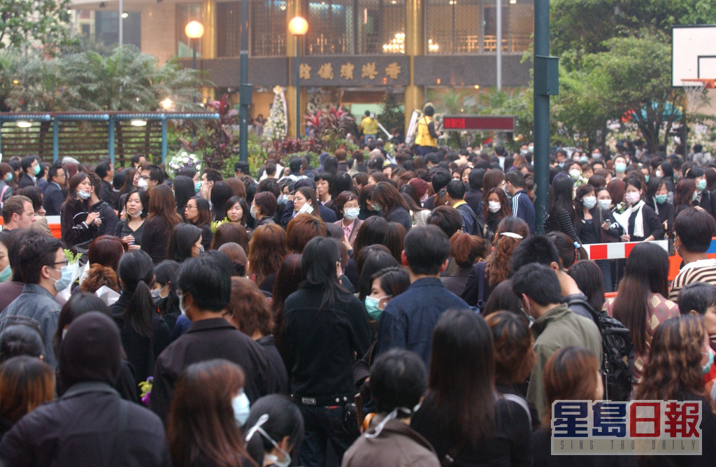 大批歌迷在球场排队等候进入灵堂致祭。