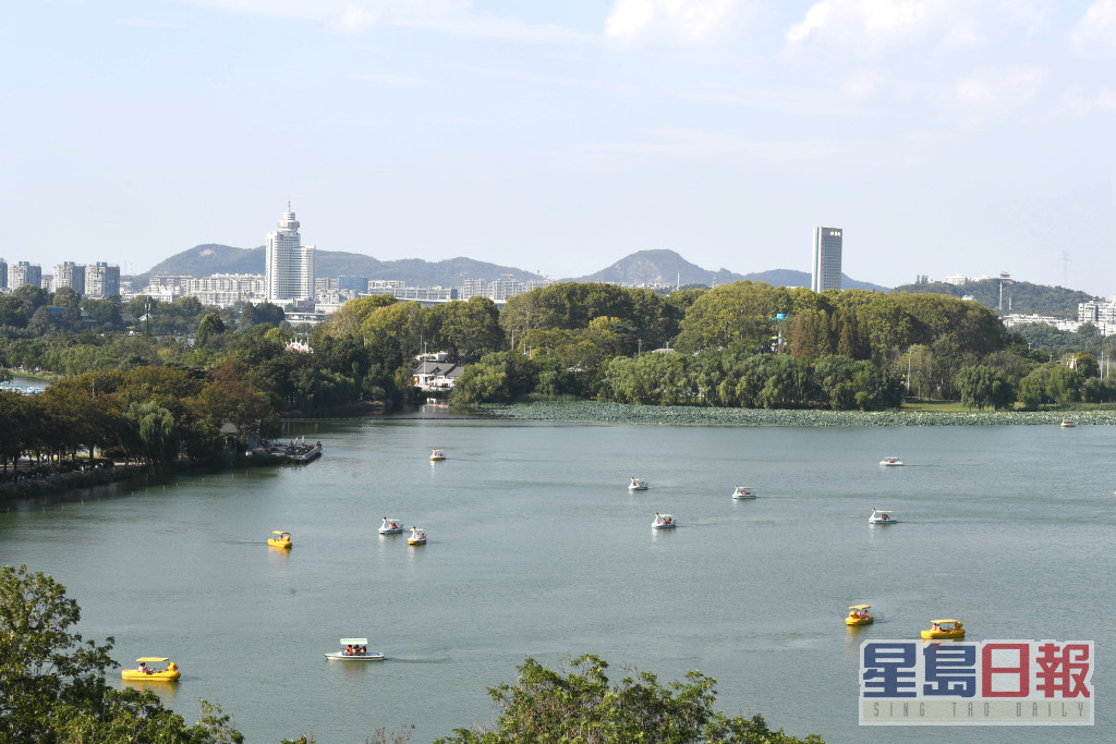 遊客在南京玄武湖公園划船遊玩。新華社圖片