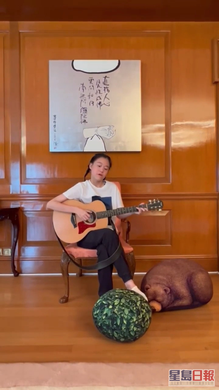 多才多艺的刘秀盈还会唱歌弹琴。