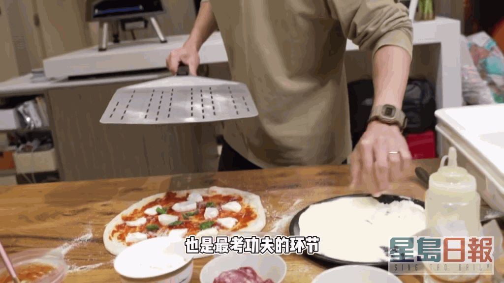 袁偉豪日前教整Pizza。