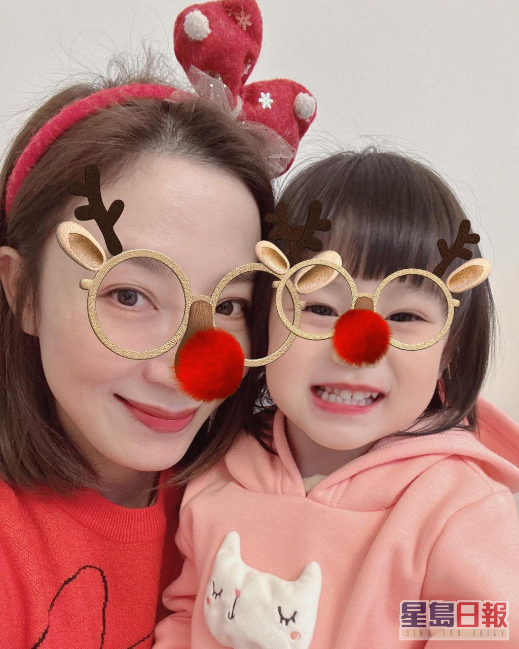 杨茜尧同一仔一女合照，后期加上圣诞特效，一样咁可爱。