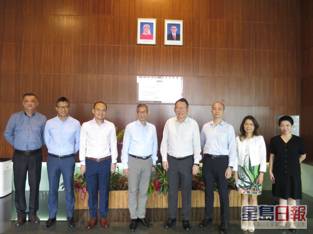 胡英明(左四)率领廉署代表团到访新加坡贪污调查局。廉政公署图片