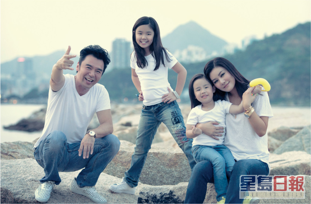 锺镇涛离婚后与女友范姜素贞同居，并在2004年及2010年诞下女儿锺懿和锺帼。
