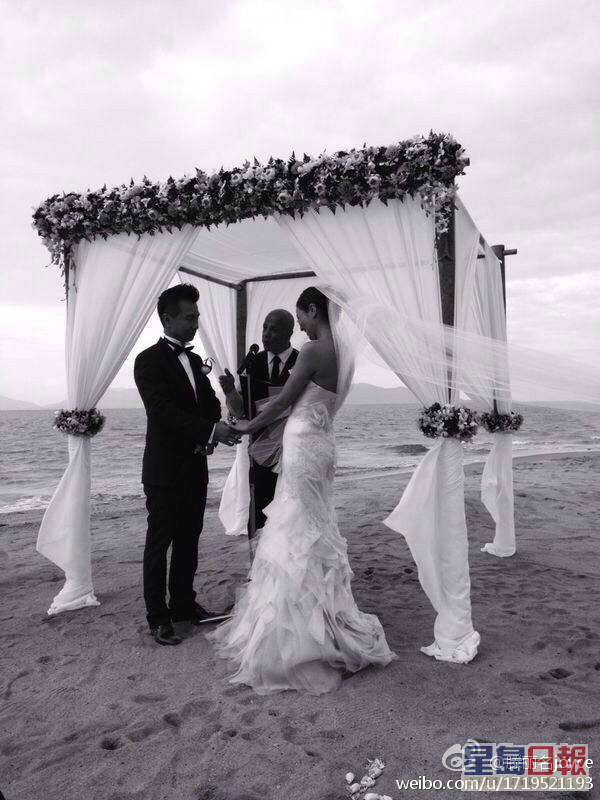 滕丽名与圈外老公朱建昆于2013年12月在泰国苏梅岛举行婚礼。
