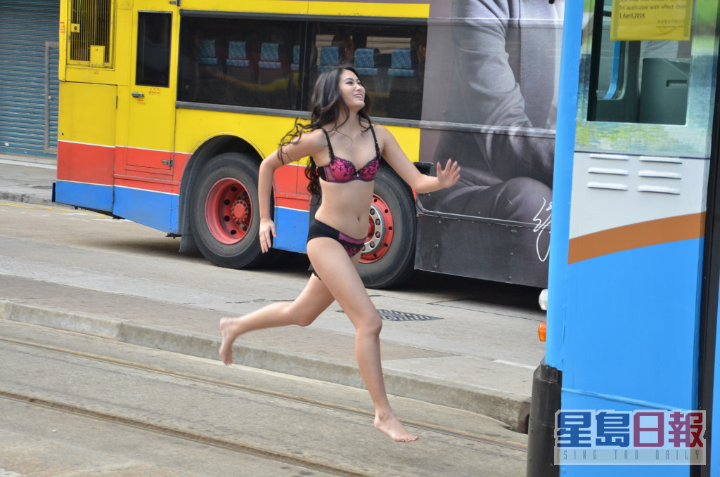 王宝葆不惜仅穿性感内衣在上环街头拍摄追电车镜头。