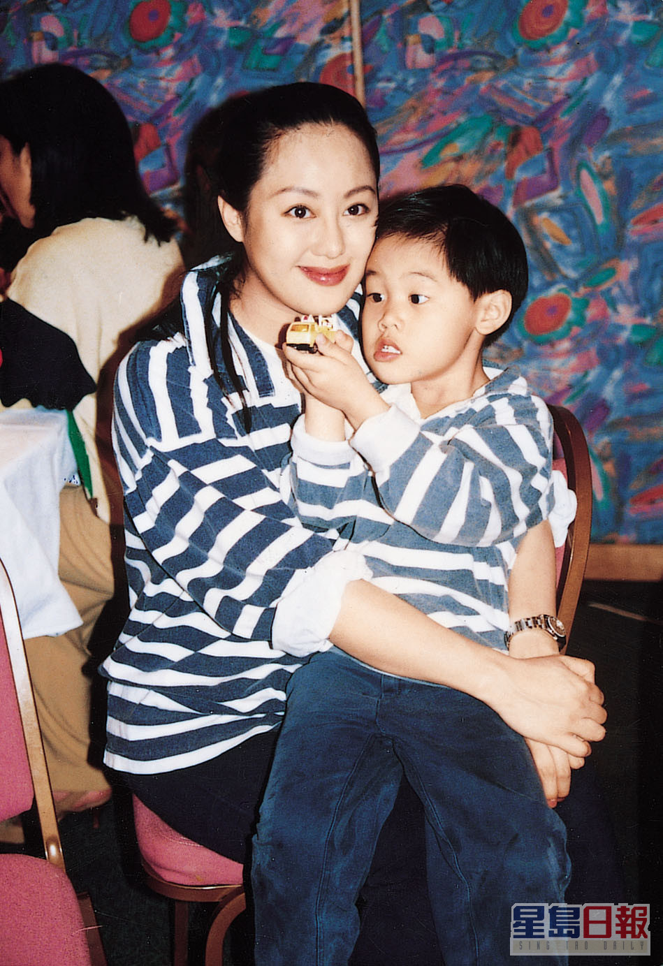章小蕙于1990年诞下大子锺嘉浚。